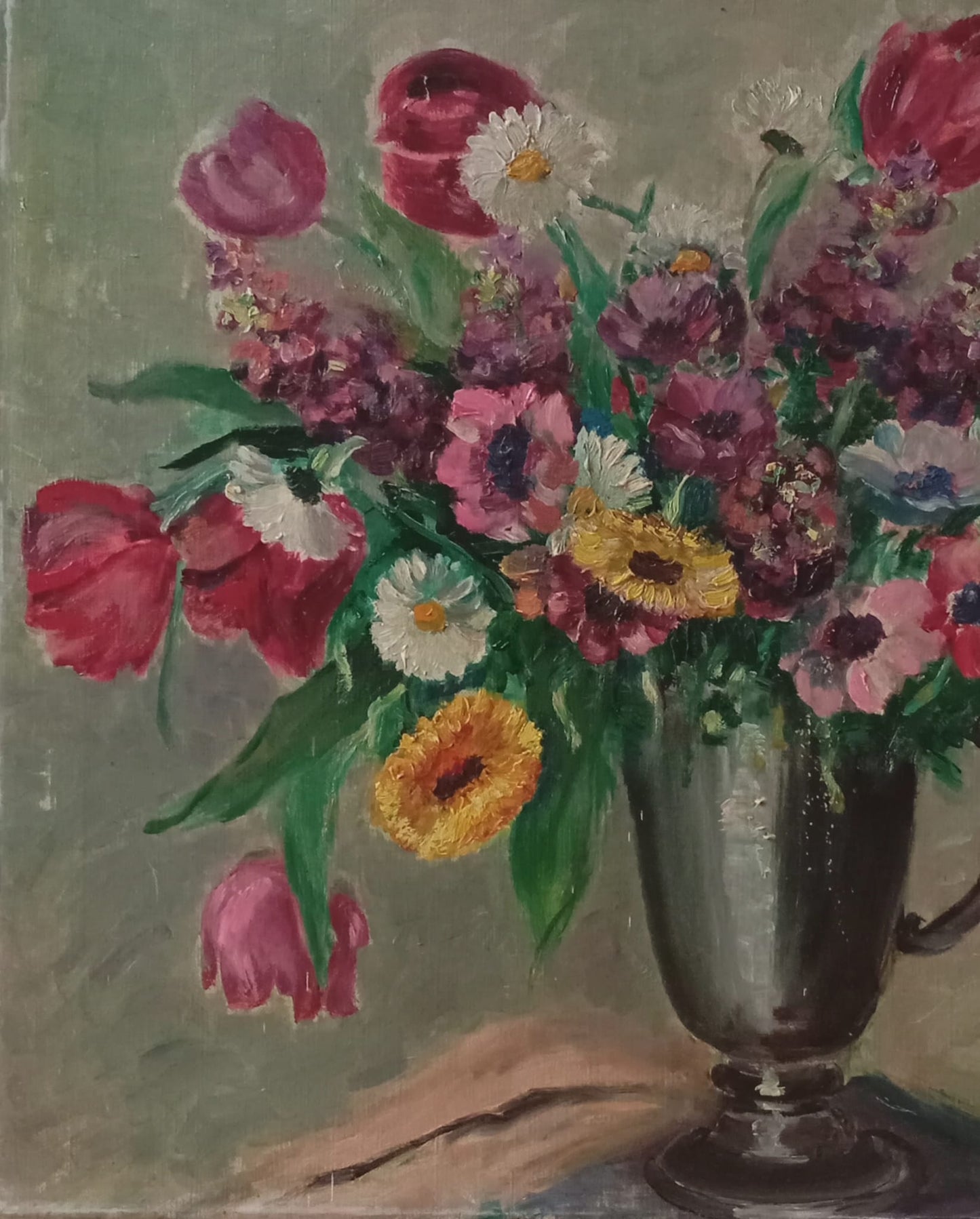 Nature morte. Bouquet de fleurs dans un vase en étain