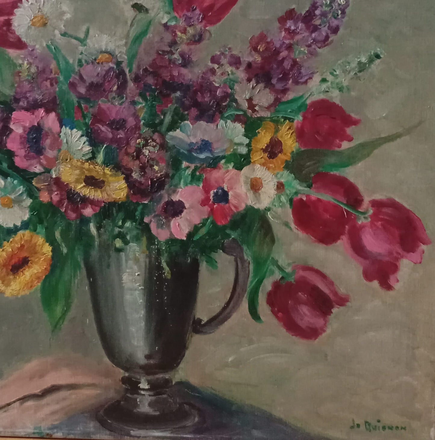 Nature morte. Bouquet de fleurs dans un vase en étain
