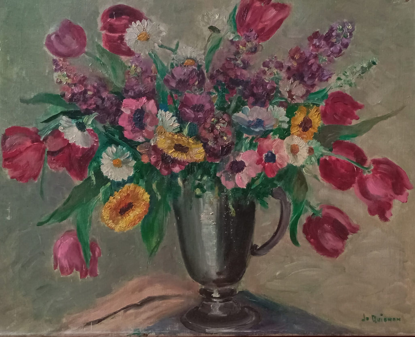 Nature morte. Bouquet de fleurs dans un vase en étain
