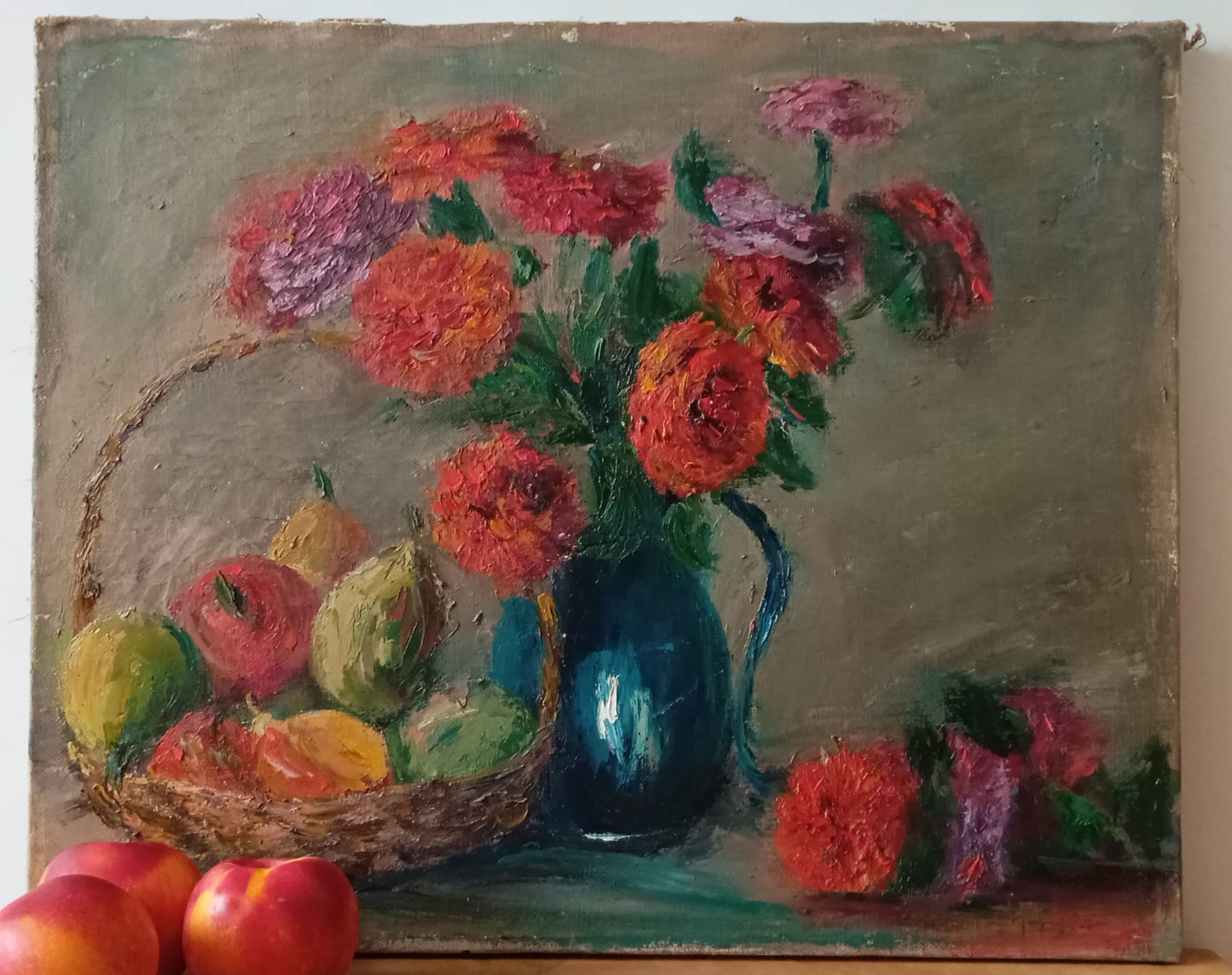 Nature morte. Bouquet de roses et panier de fruits