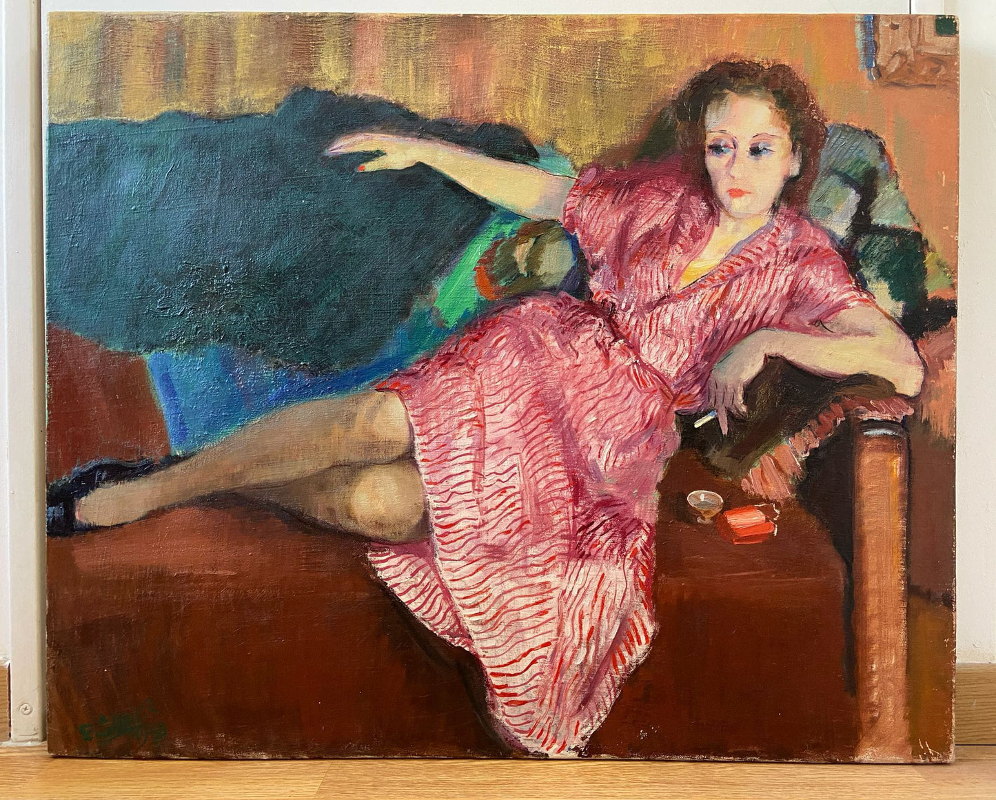 Portrait d'une femme sur un canapé