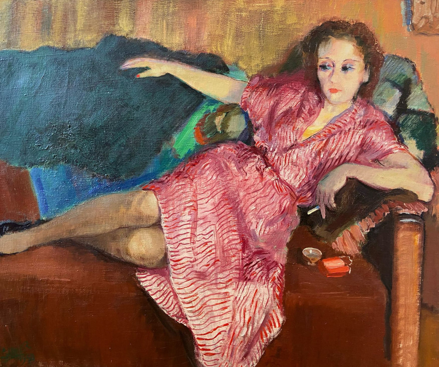 Portrait d'une femme sur un canapé