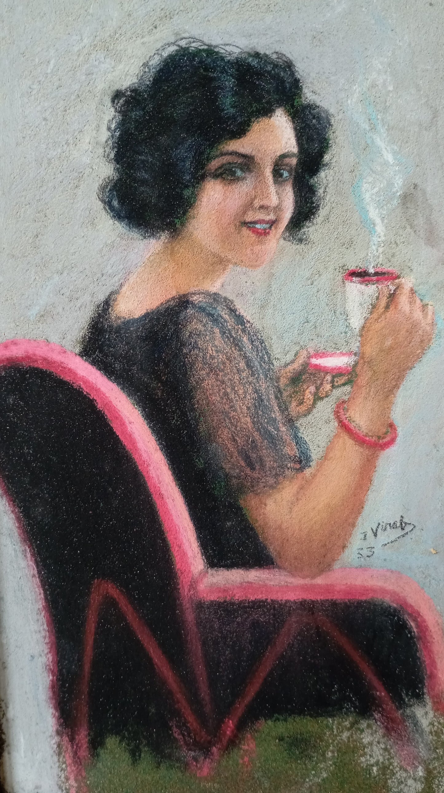 Portrait d'une femme qui boit un café