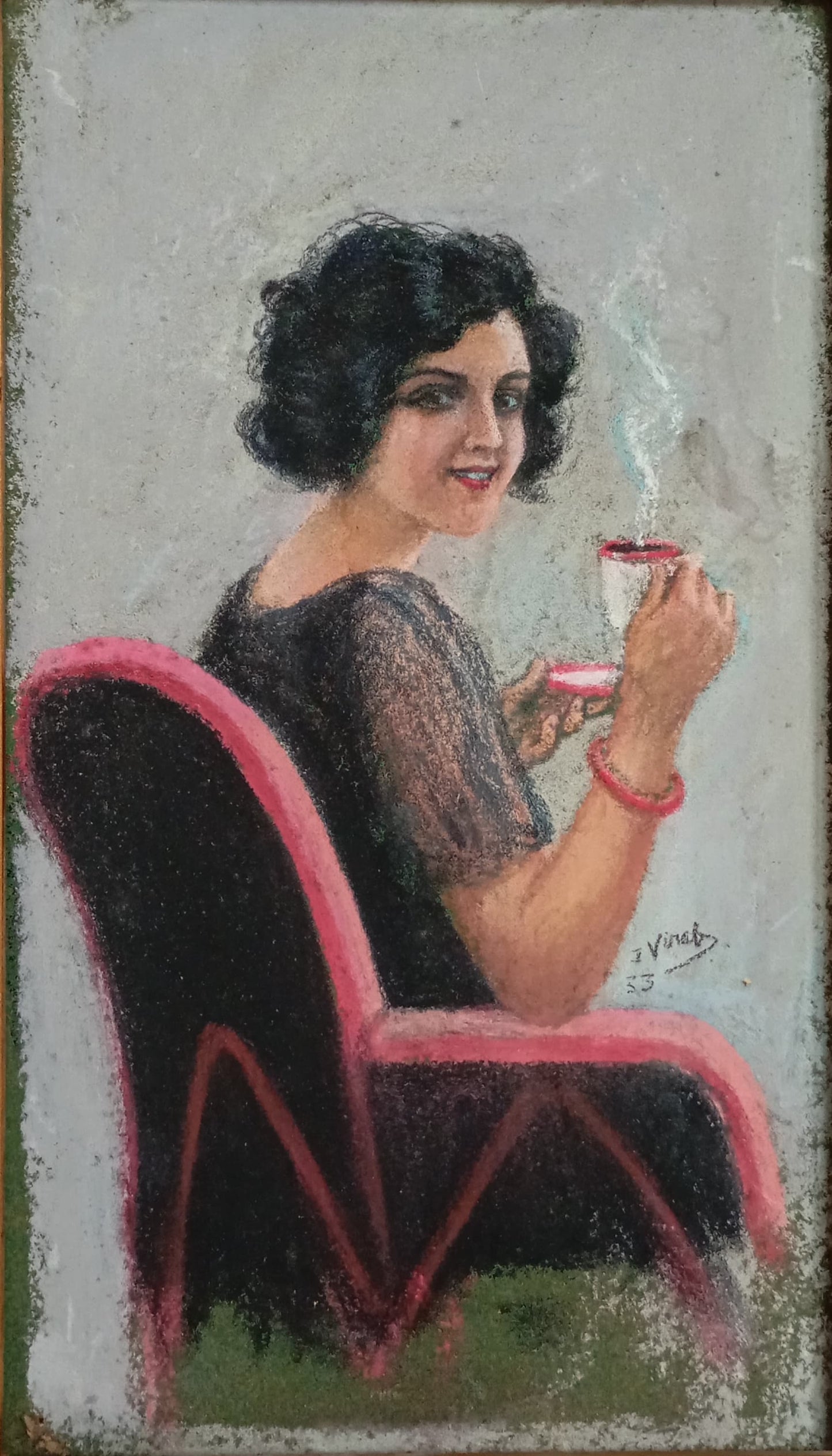 Portrait d'une femme qui boit un café