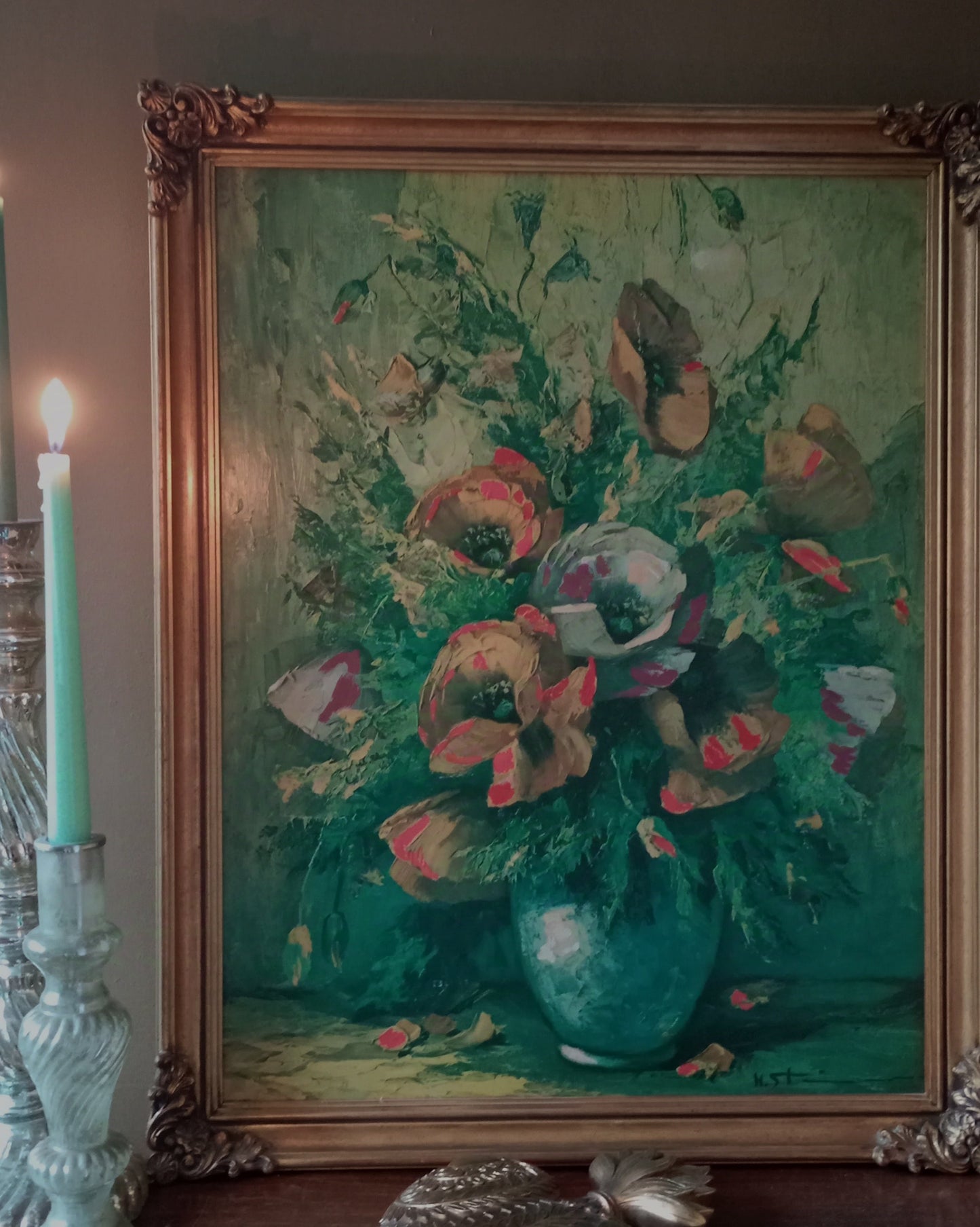 Nature morte. Grand bouquet de coquelicots dans un vase