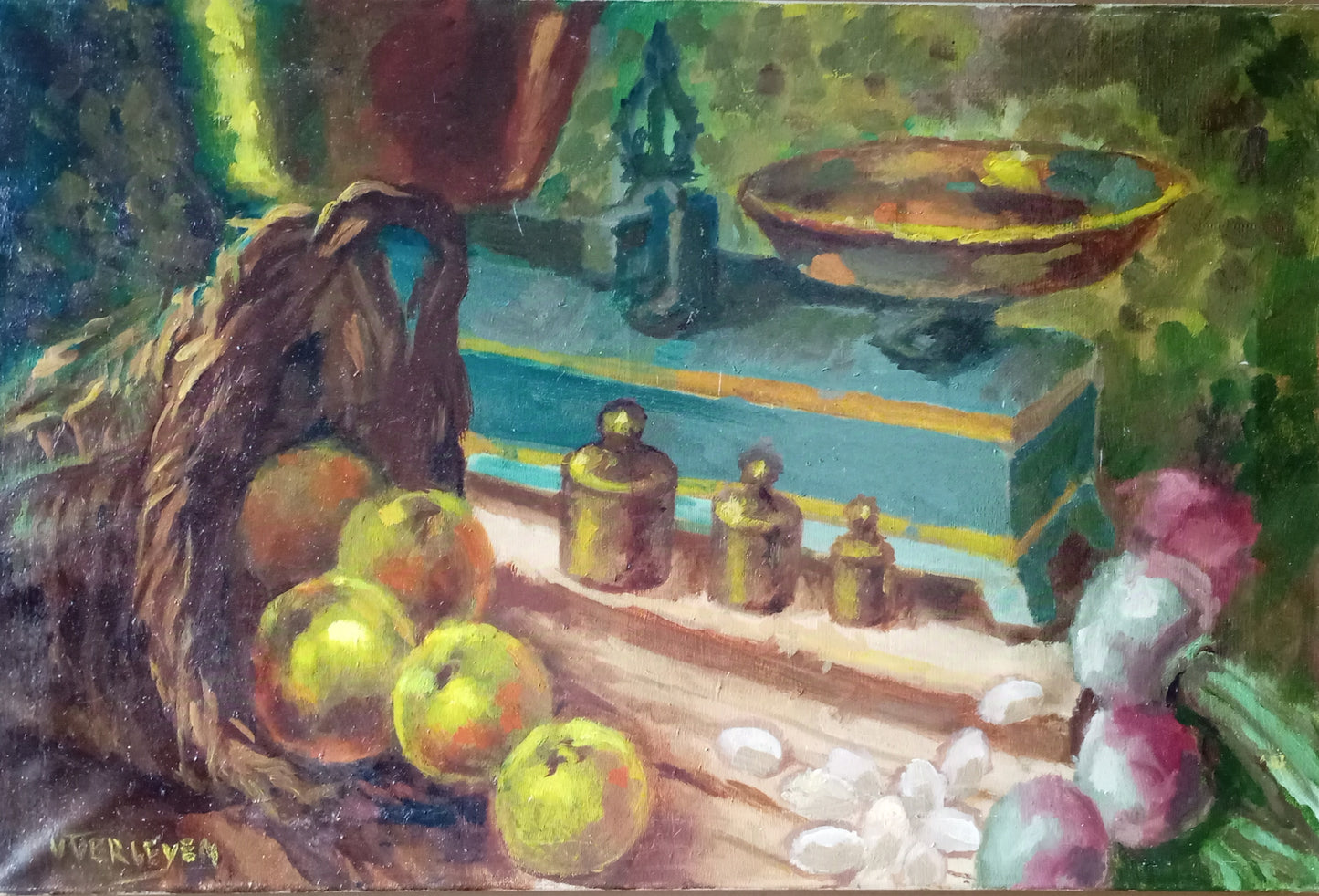 Nature morte. Fruits et légumes près d'une balance ancienne
