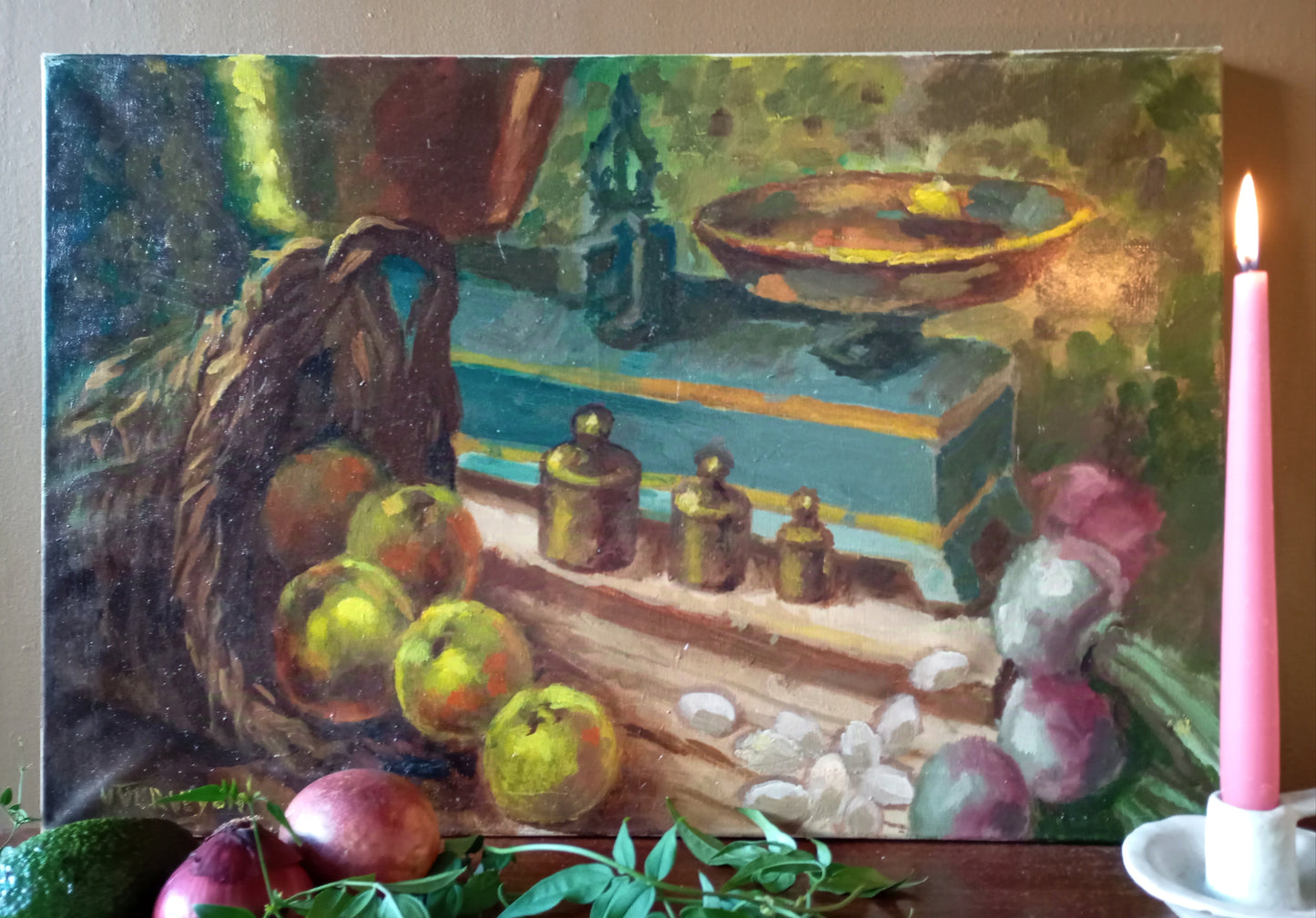 Nature morte. Fruits et légumes près d'une balance ancienne