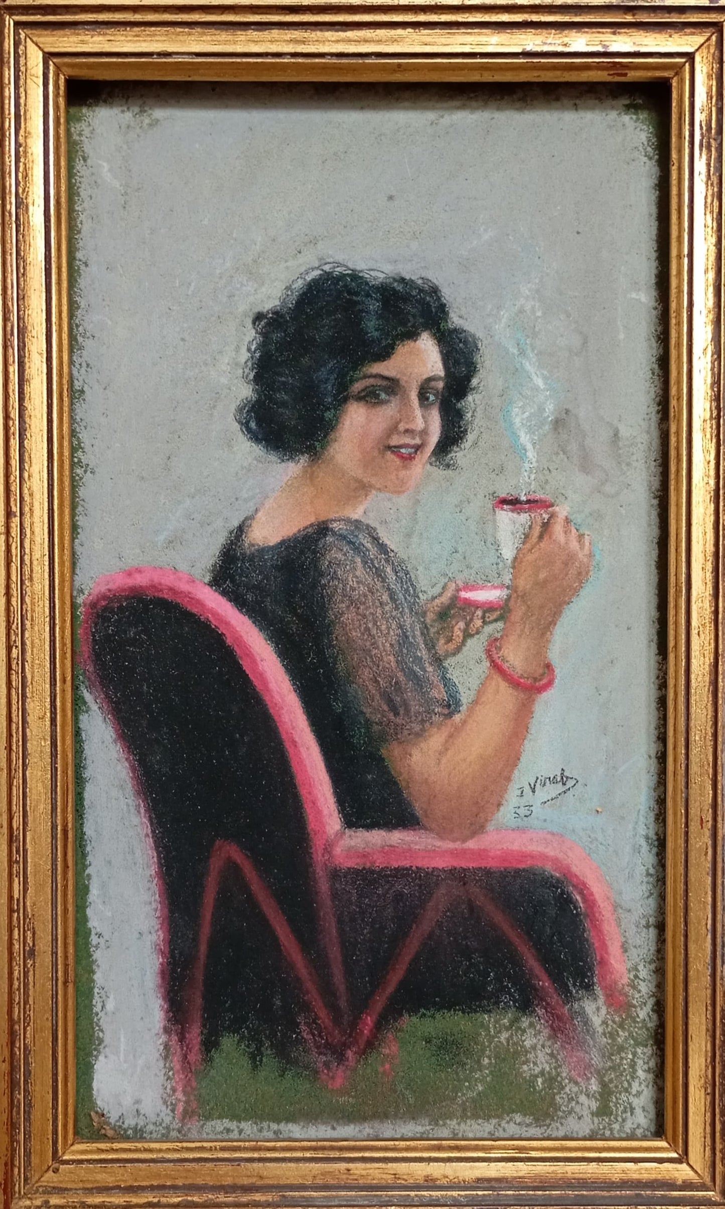 Portrait d'une femme qui boit un café