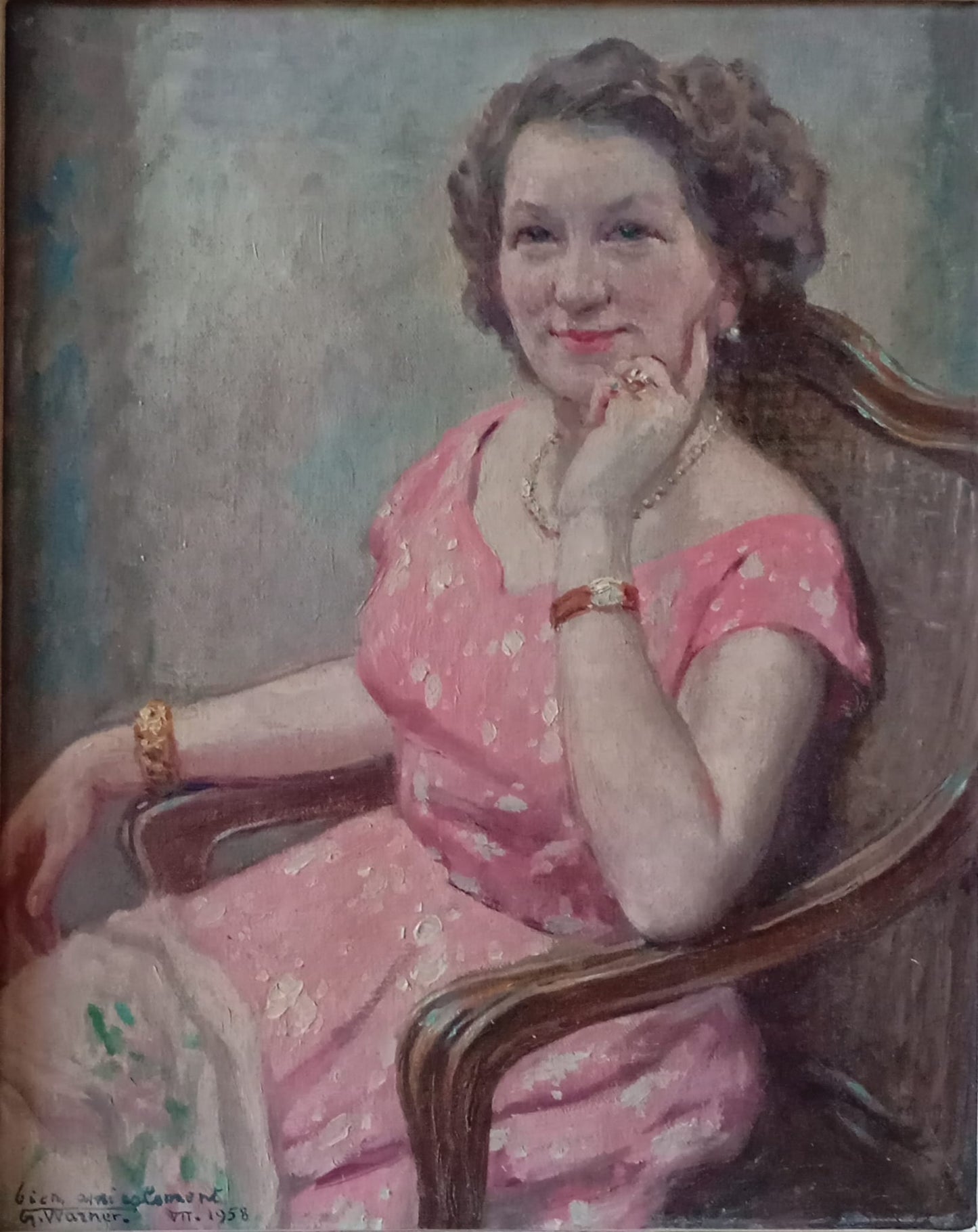 Portrait femme assise dans un fauteuil