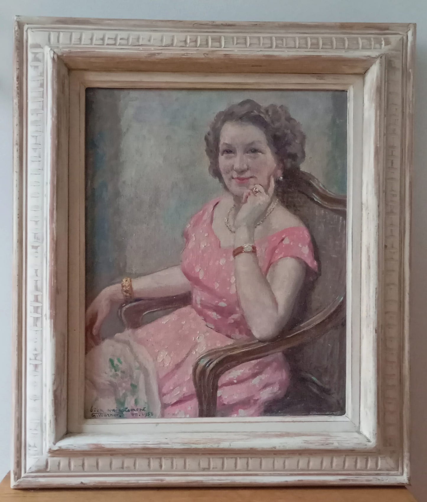 Portrait femme assise dans un fauteuil