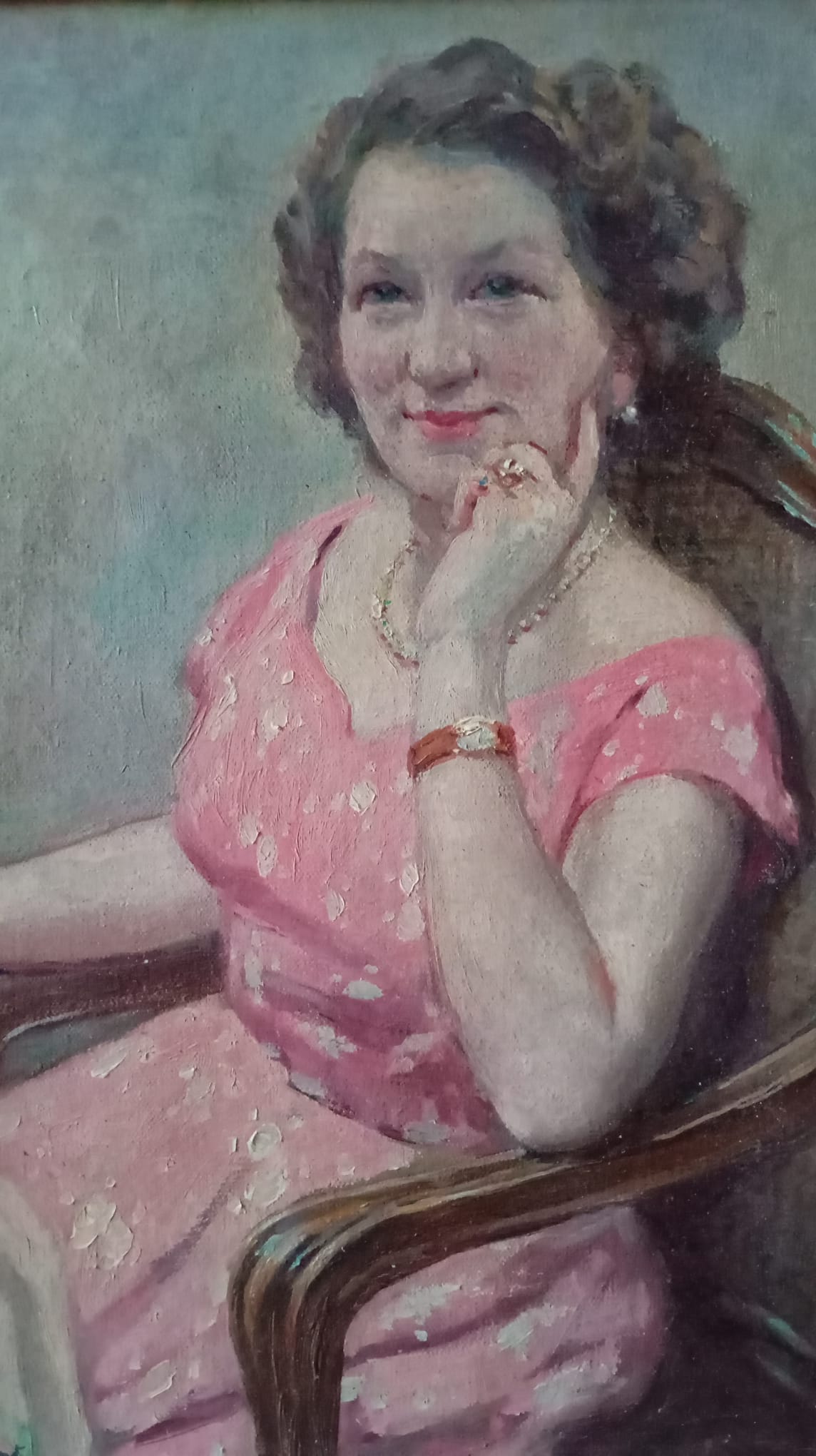 Portrait femme assise dans un fauteuil