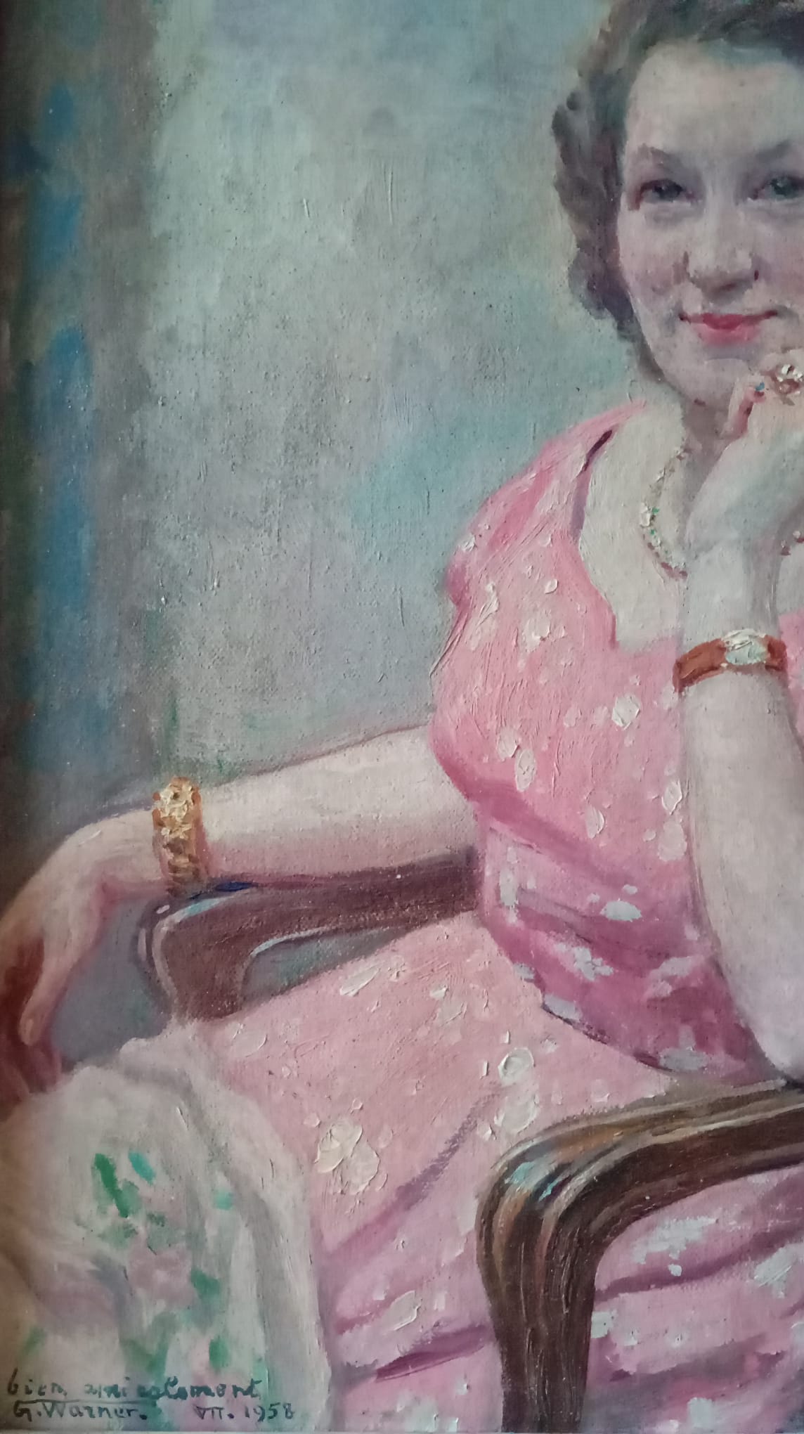 Portrait femme assise dans un fauteuil