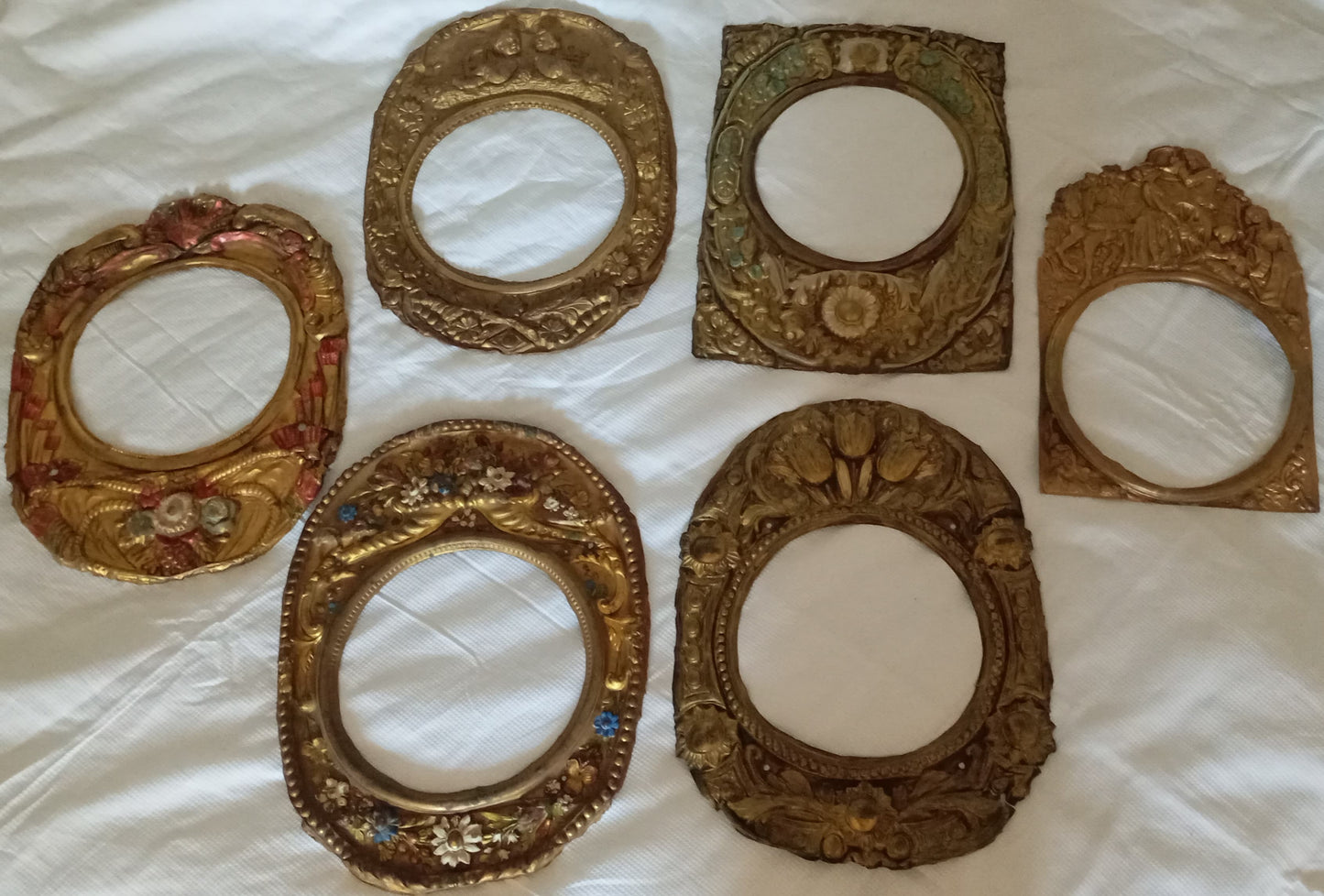 Comtoise pediment decorated with flowers and shells