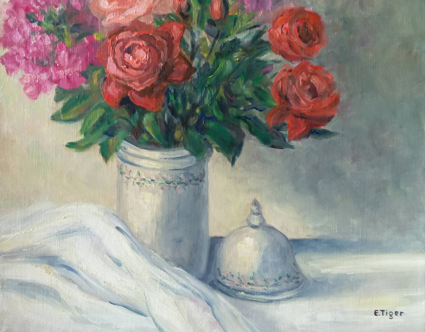 Nature morte. Bouquet de roses et de lilas