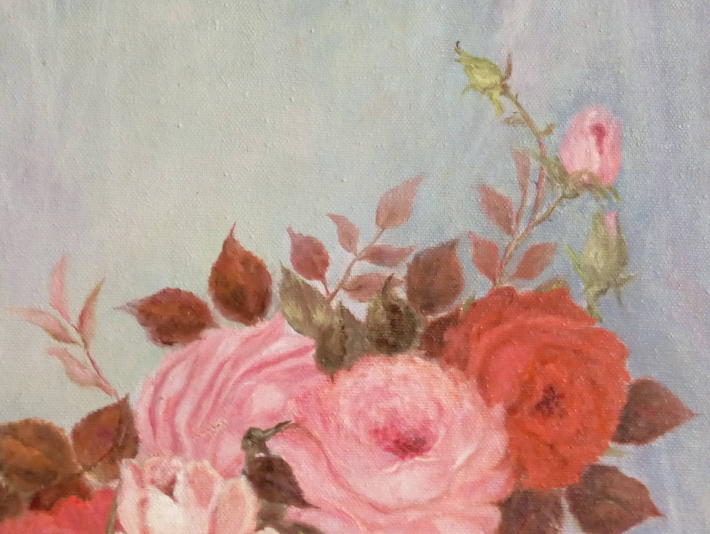 Nature morte. Roses dans une corbeille