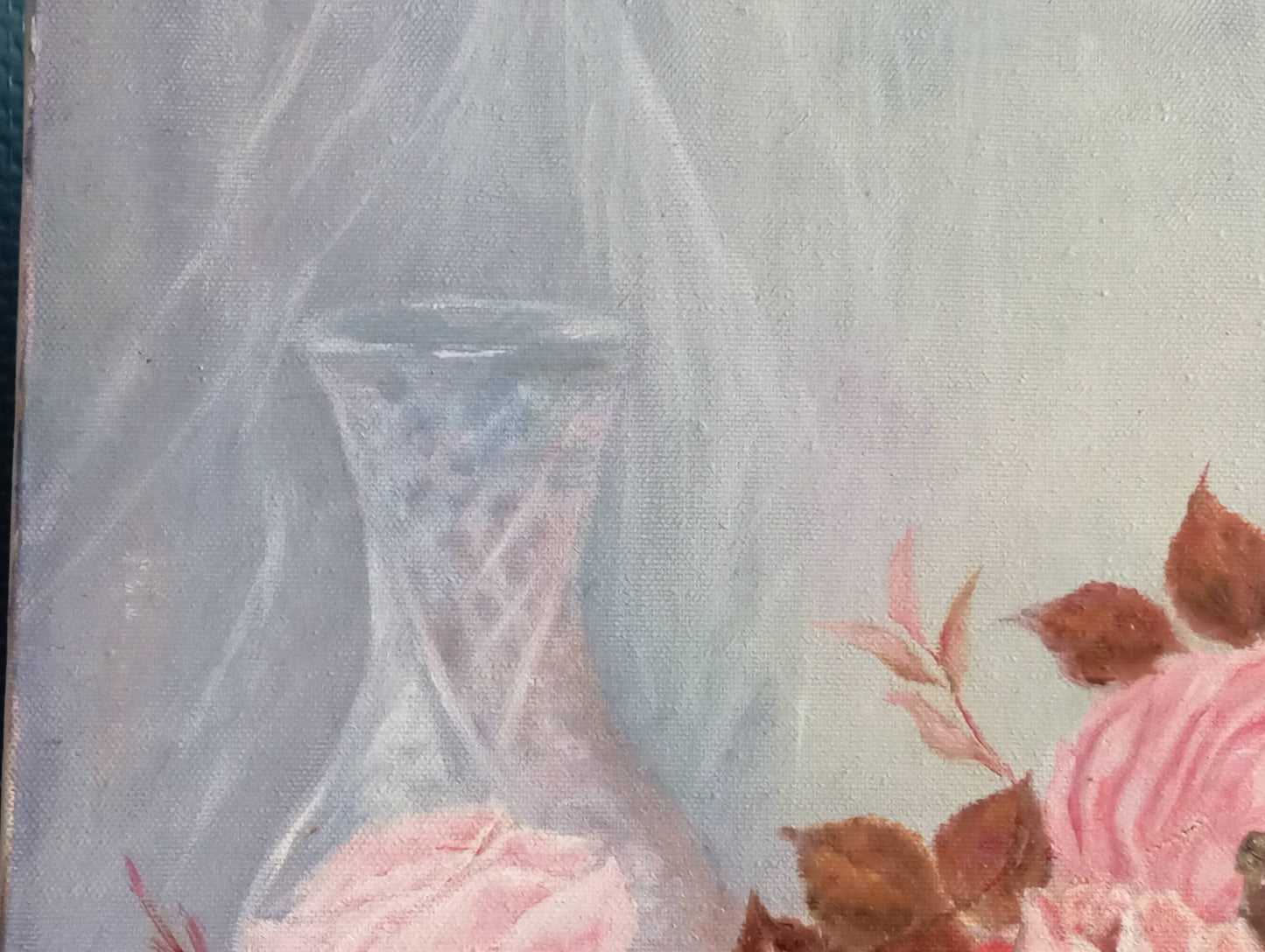 Nature morte. Roses dans une corbeille