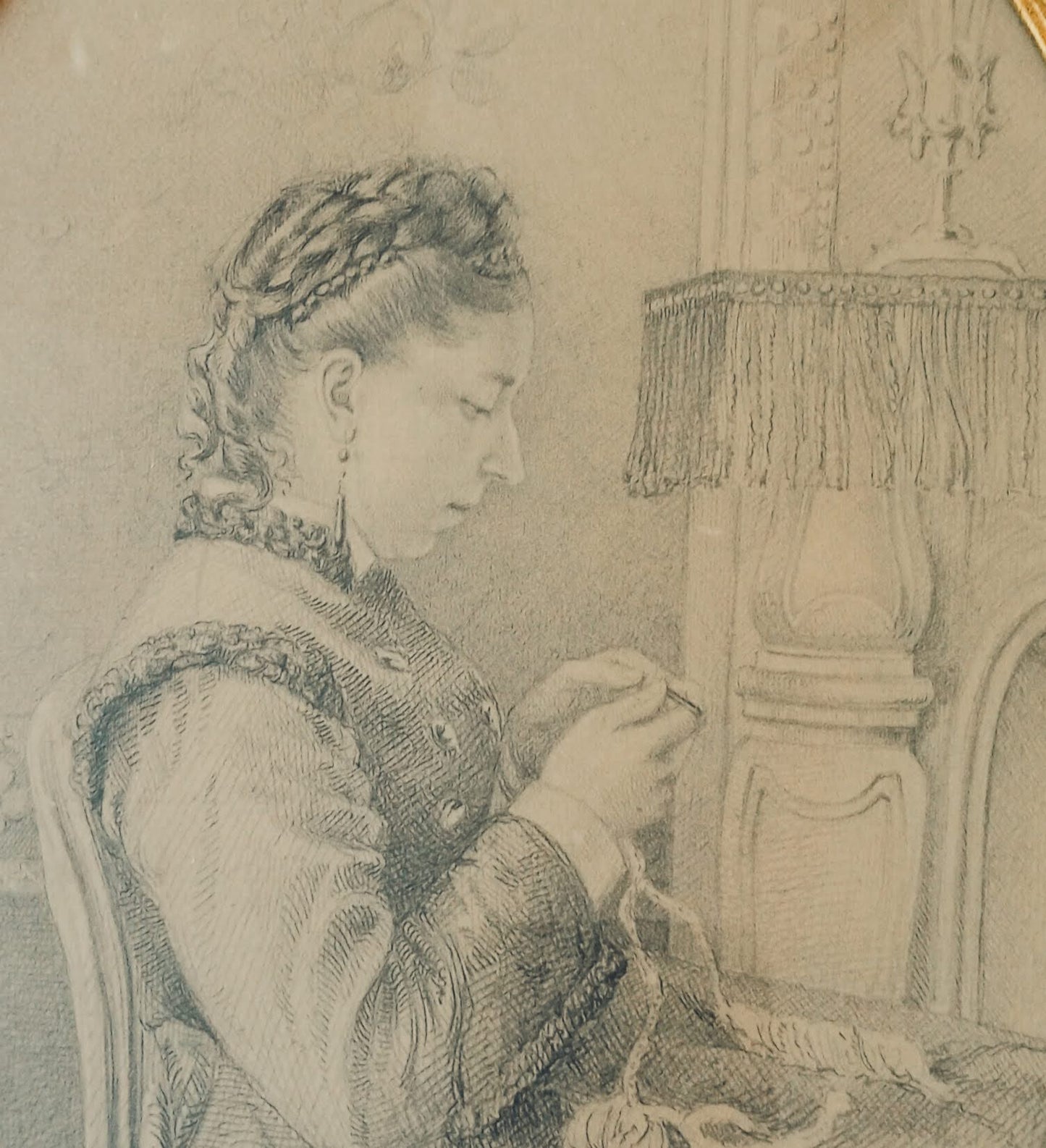 Portrait d'une femme qui fait du crochet