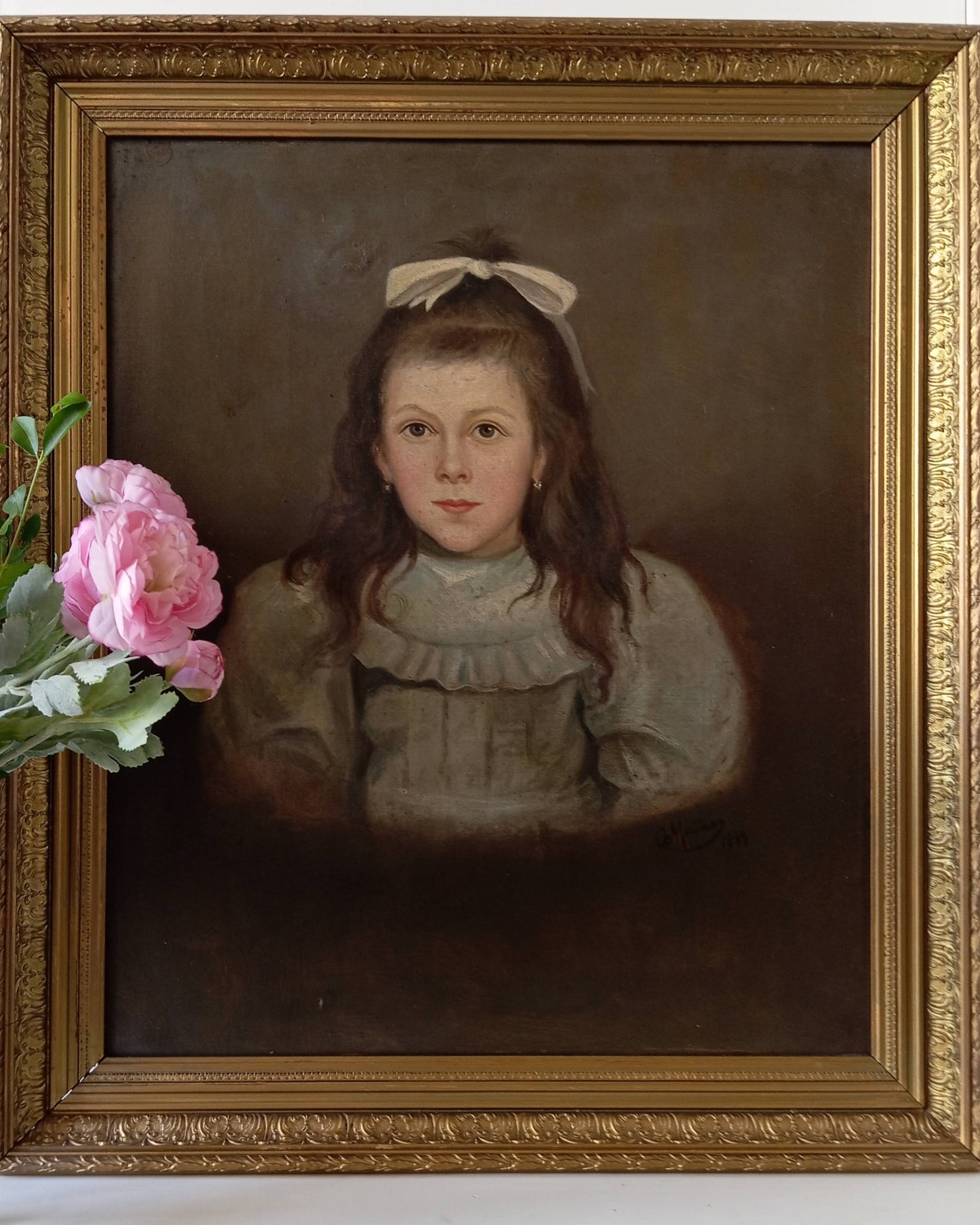 Portrait jeune fille avec un ruban