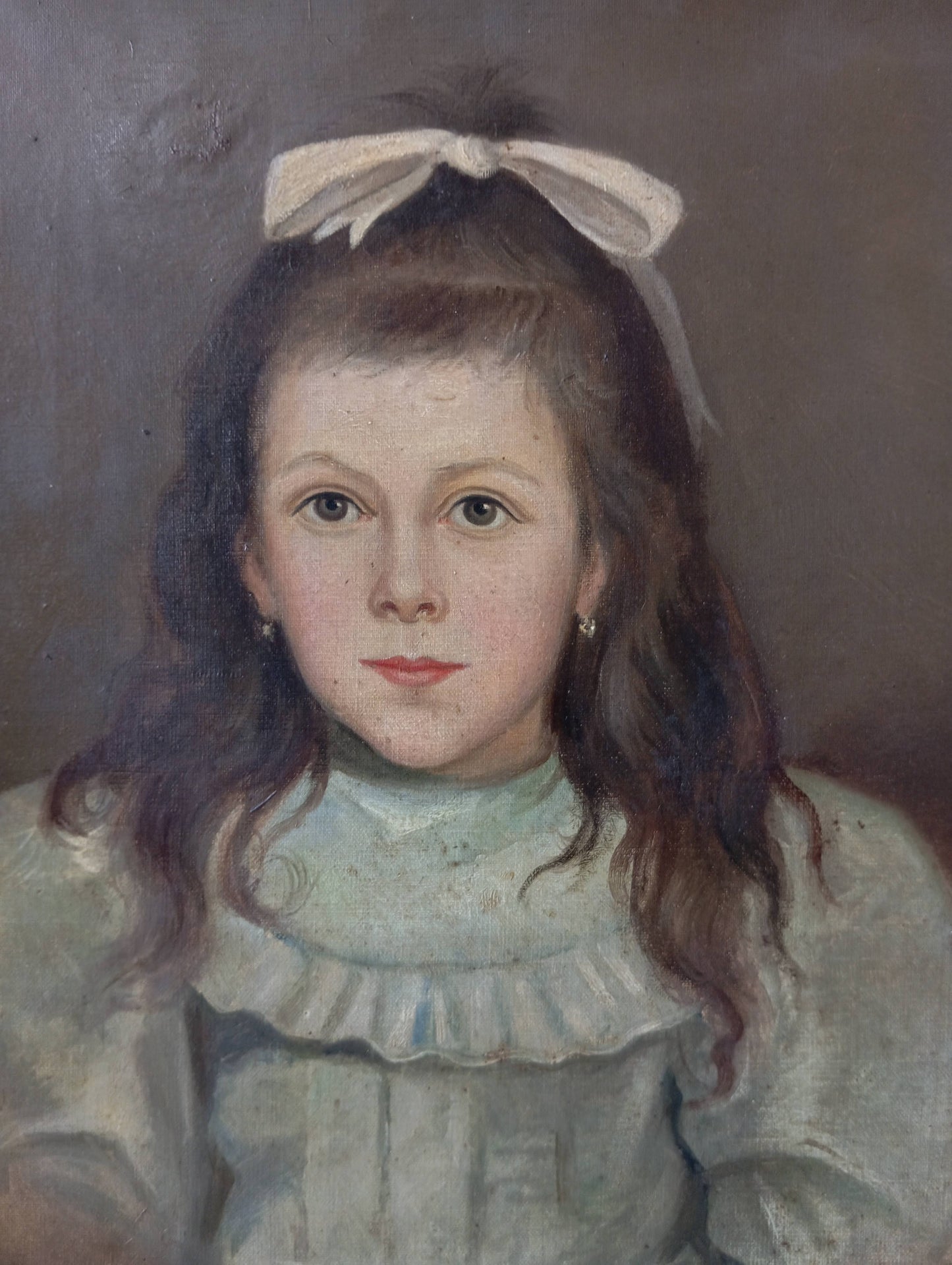 Portrait jeune fille avec un ruban