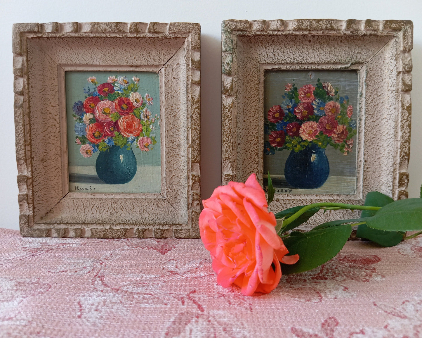 Paire de petites natures mortes. Fleurs dans un vase
