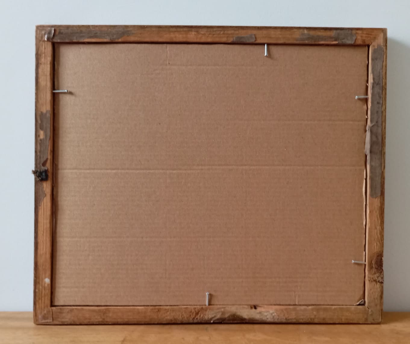 Petite nature morte. Pichet, fleurs et fruits