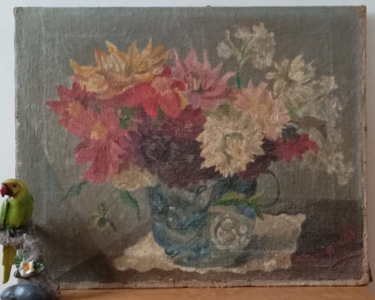 Nature morte. Bouquet de fleurs dans un vase coquillage