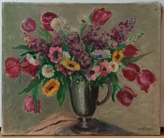 Nature morte. Bouquet de fleurs dans un vase en étain