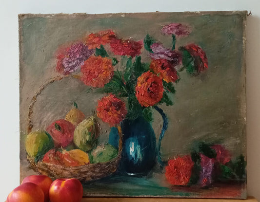 Nature morte. Bouquet de roses et panier de fruits