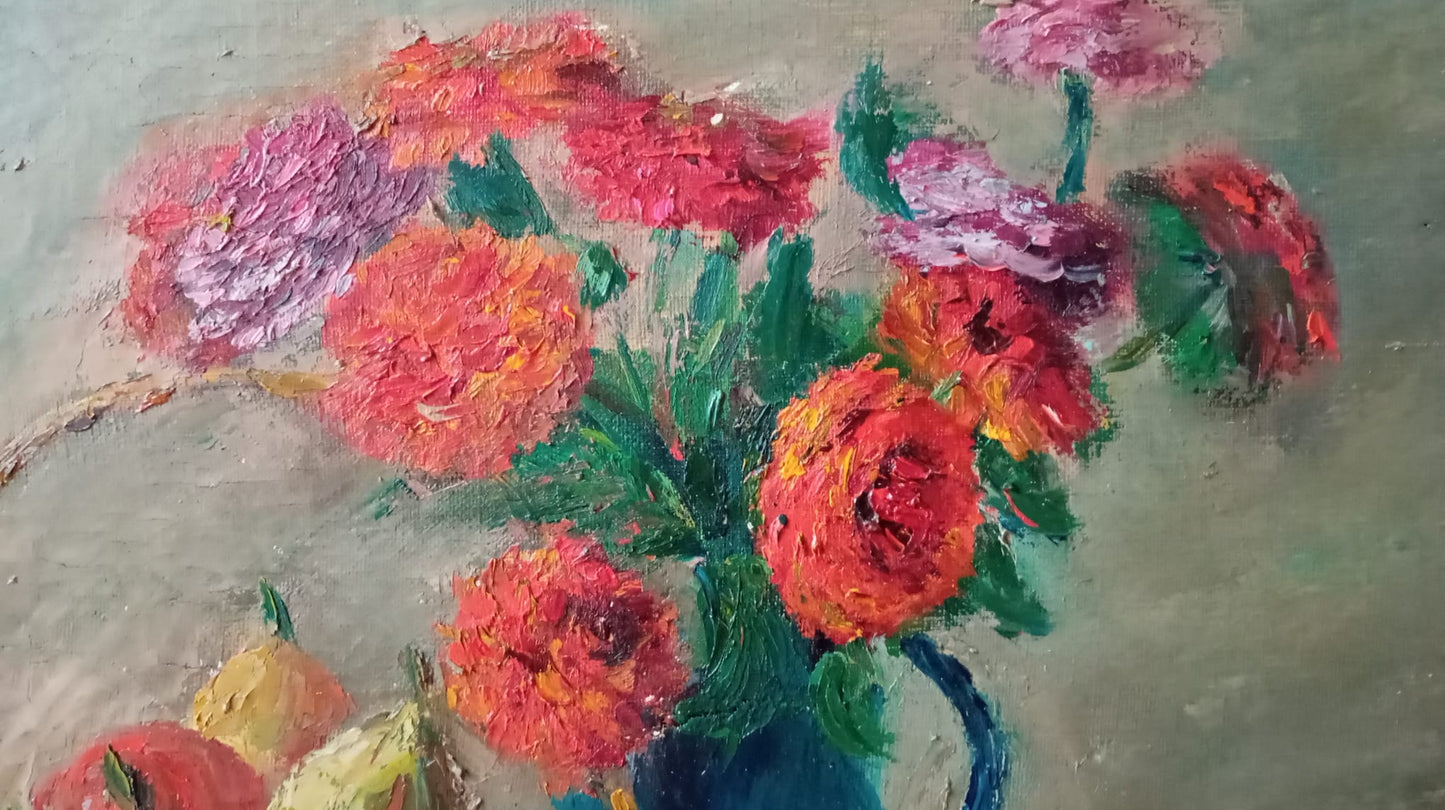 Nature morte. Bouquet de roses et panier de fruits