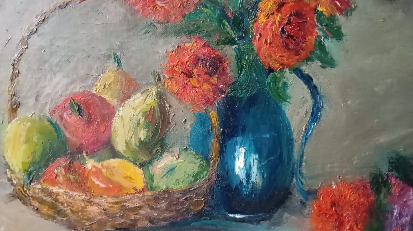 Nature morte. Bouquet de roses et panier de fruits