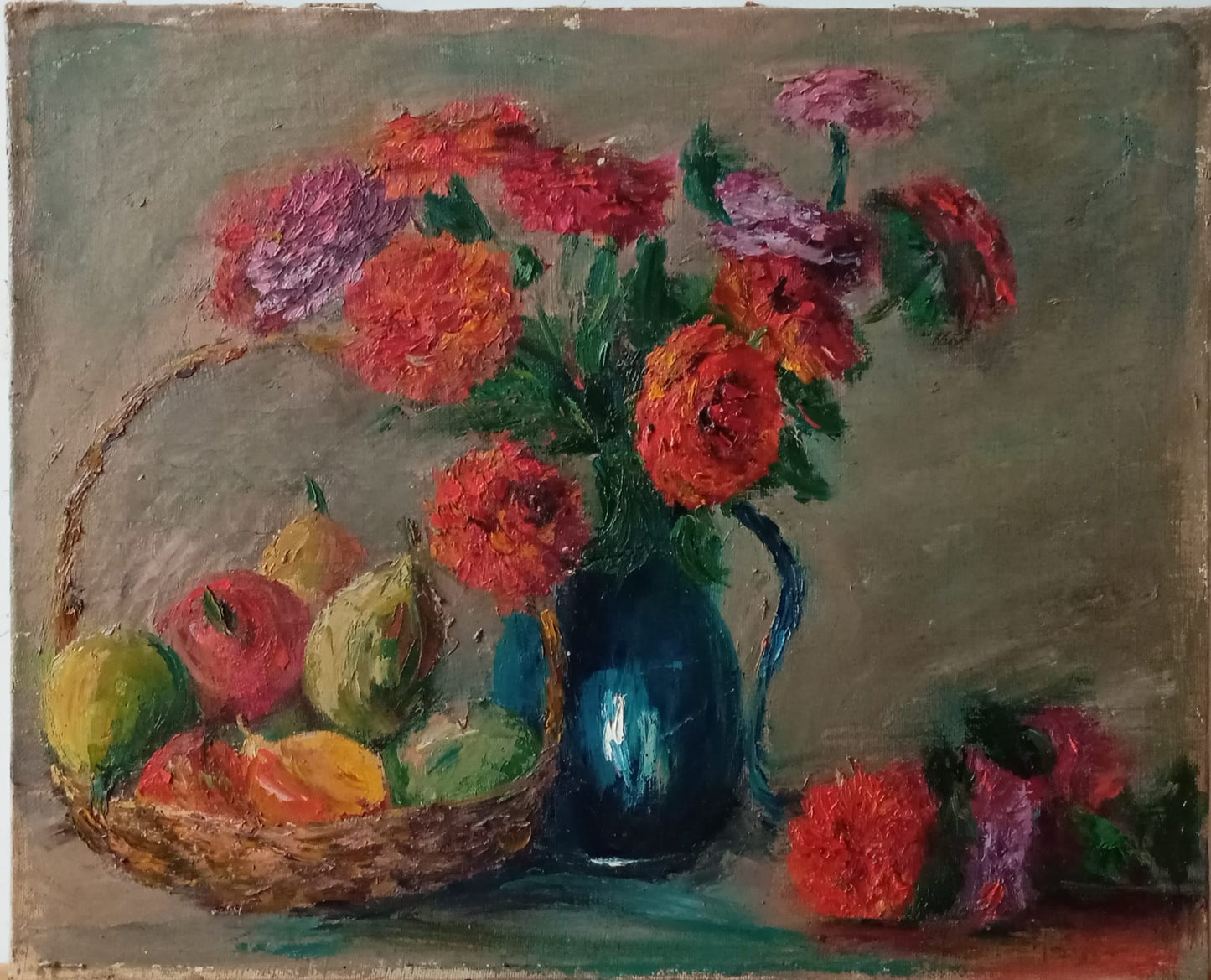 Nature morte. Bouquet de roses et panier de fruits