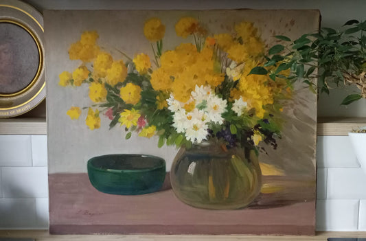 Nature morte. Bouquet de fleurs dans un vase rond