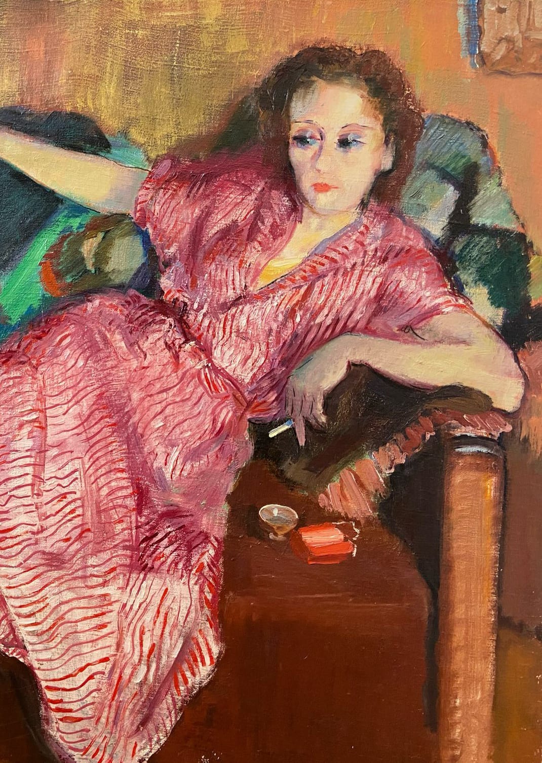 Portrait d'une femme sur un canapé