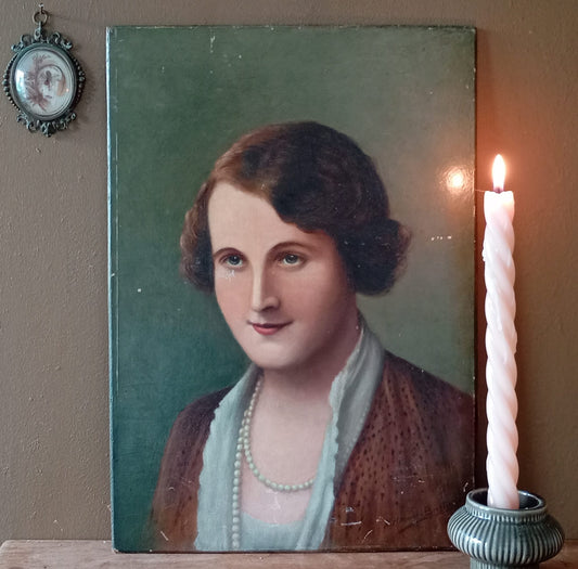 Portrait ancien d'une femme aux perles