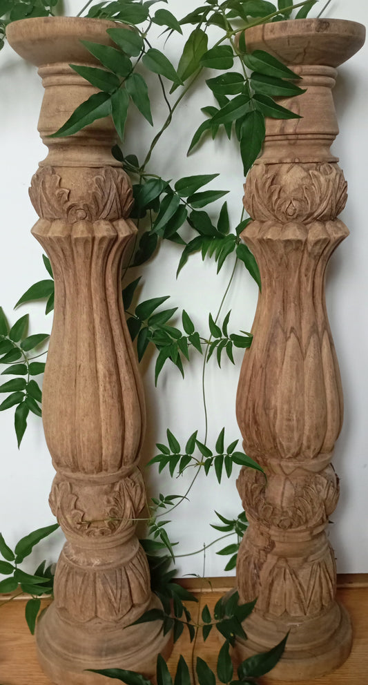 Deux chandeliers sur pied en bois massif