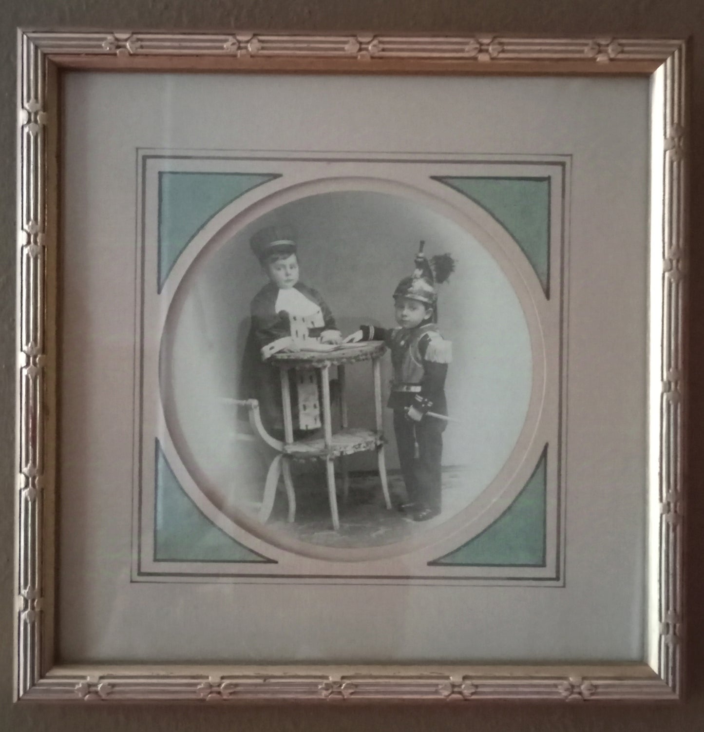 Cadre avec illustration de deux enfants