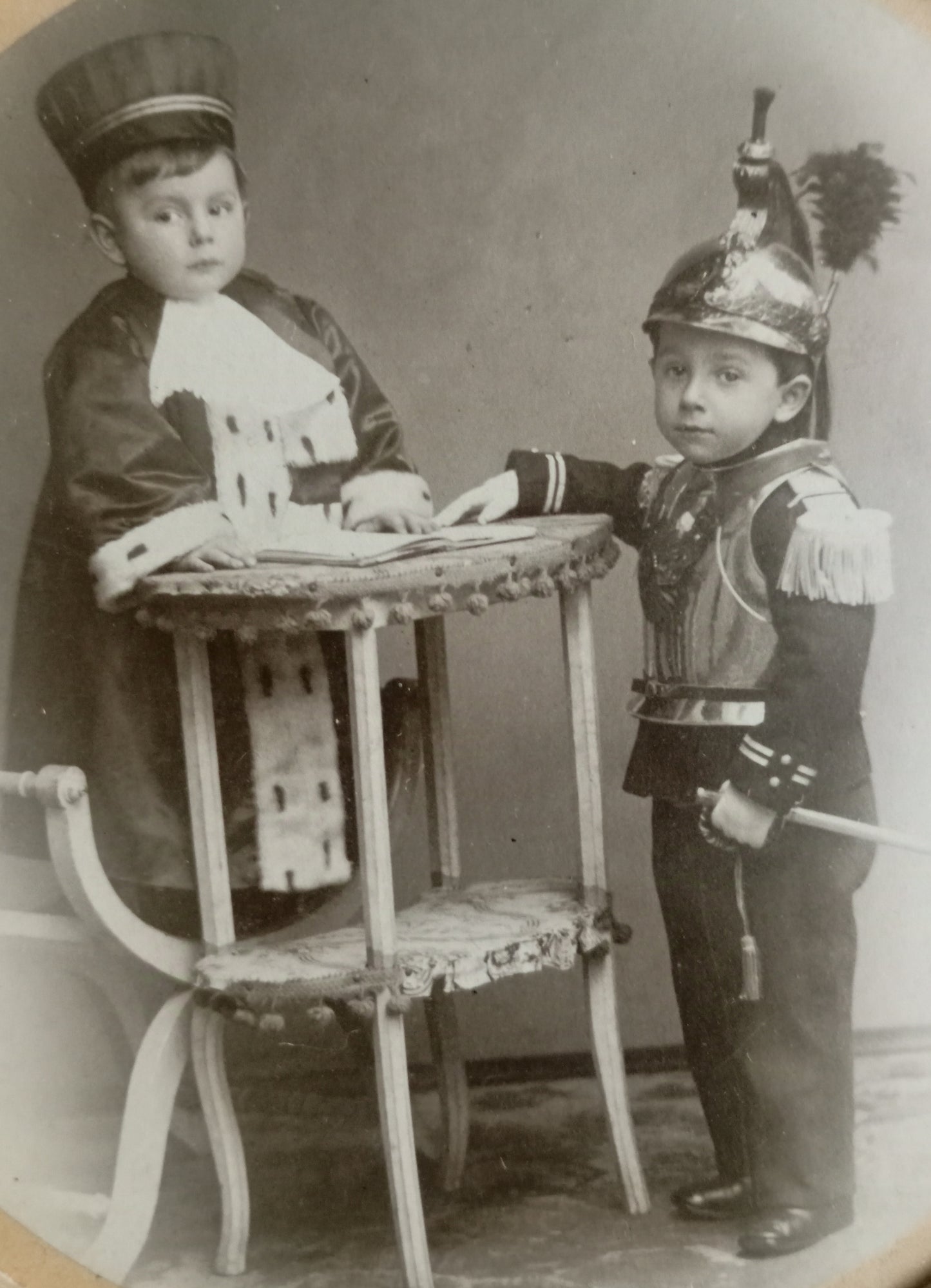 Cadre avec illustration de deux enfants
