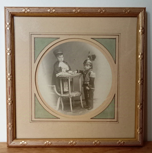 Cadre avec illustration de deux enfants