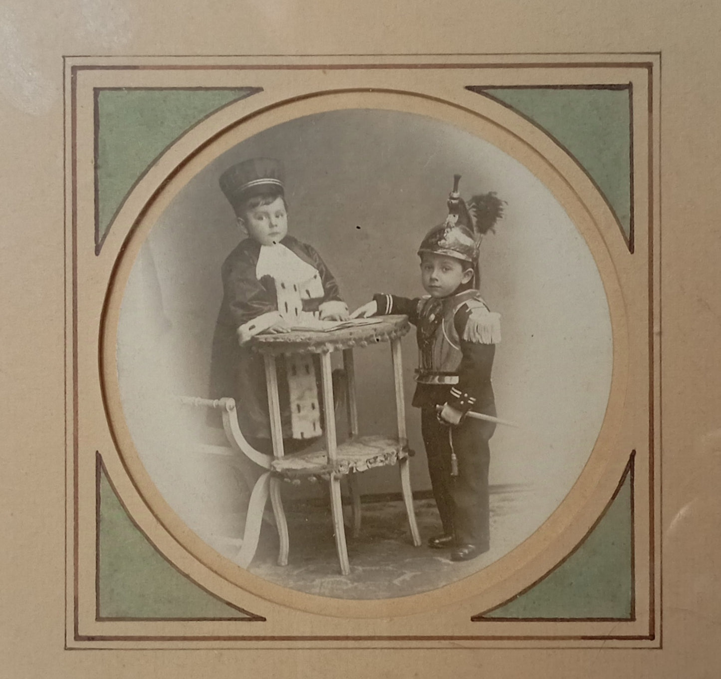 Cadre avec illustration de deux enfants