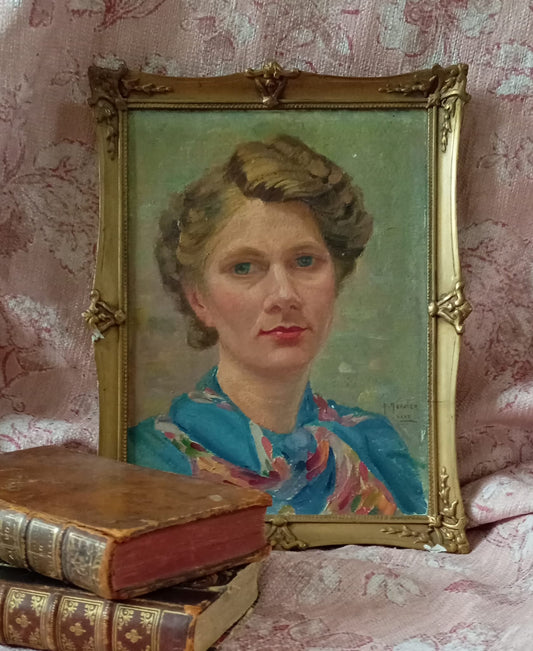 Portrait d'une femme avec un foulard