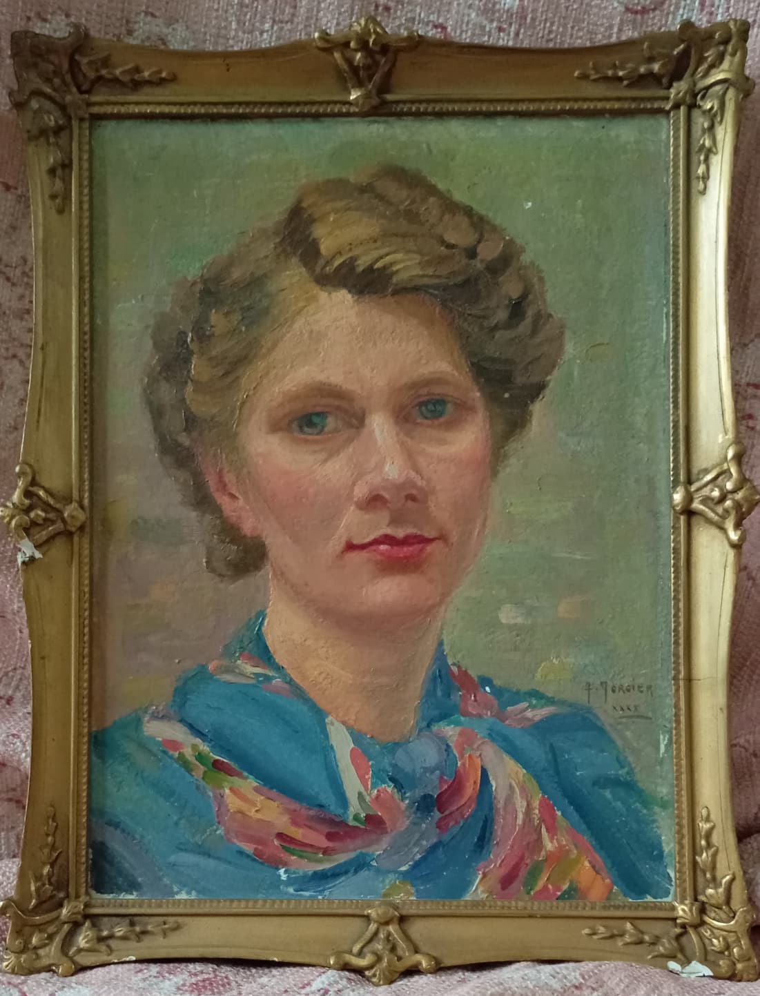 Portrait d'une femme avec un foulard