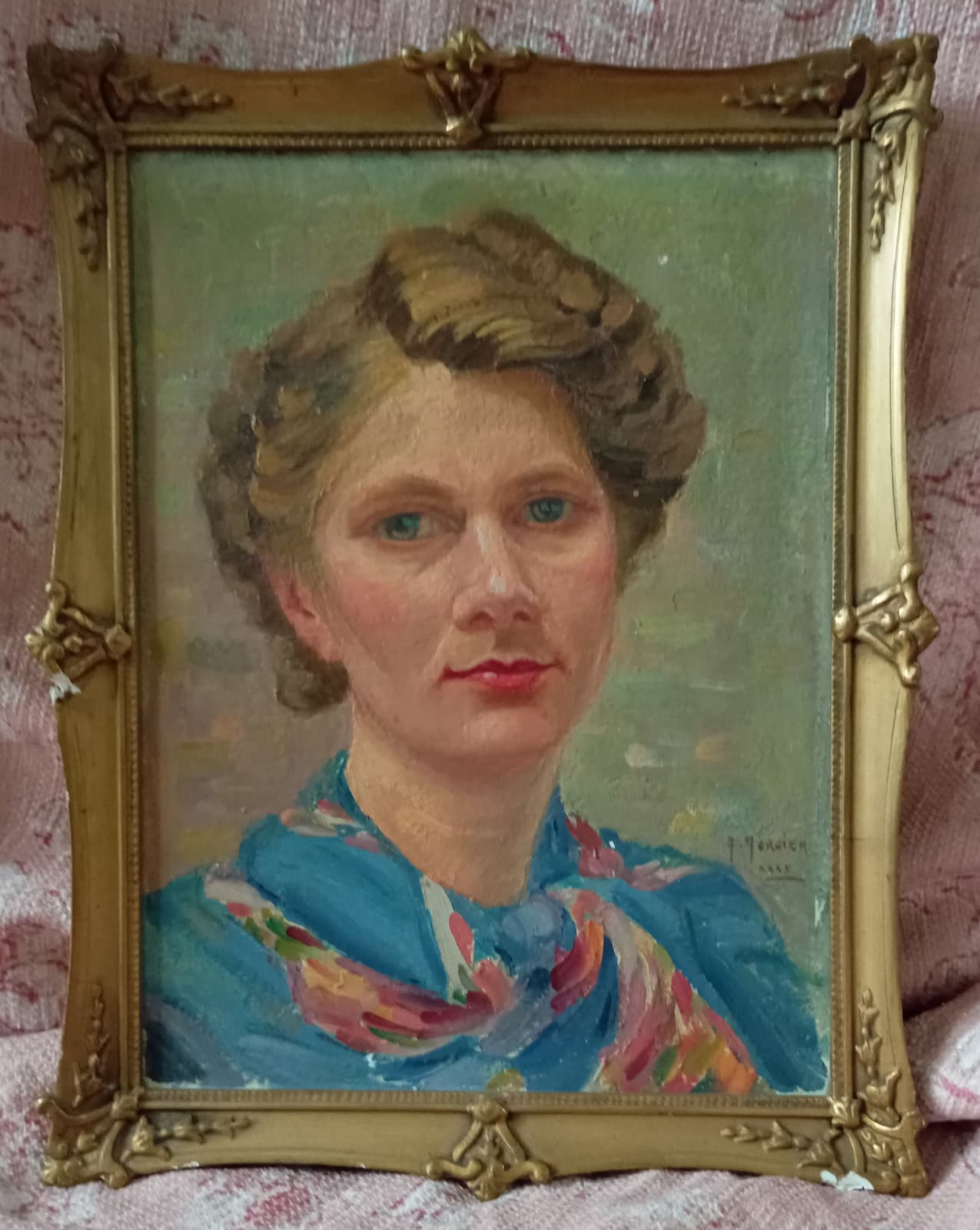 Portrait d'une femme avec un foulard