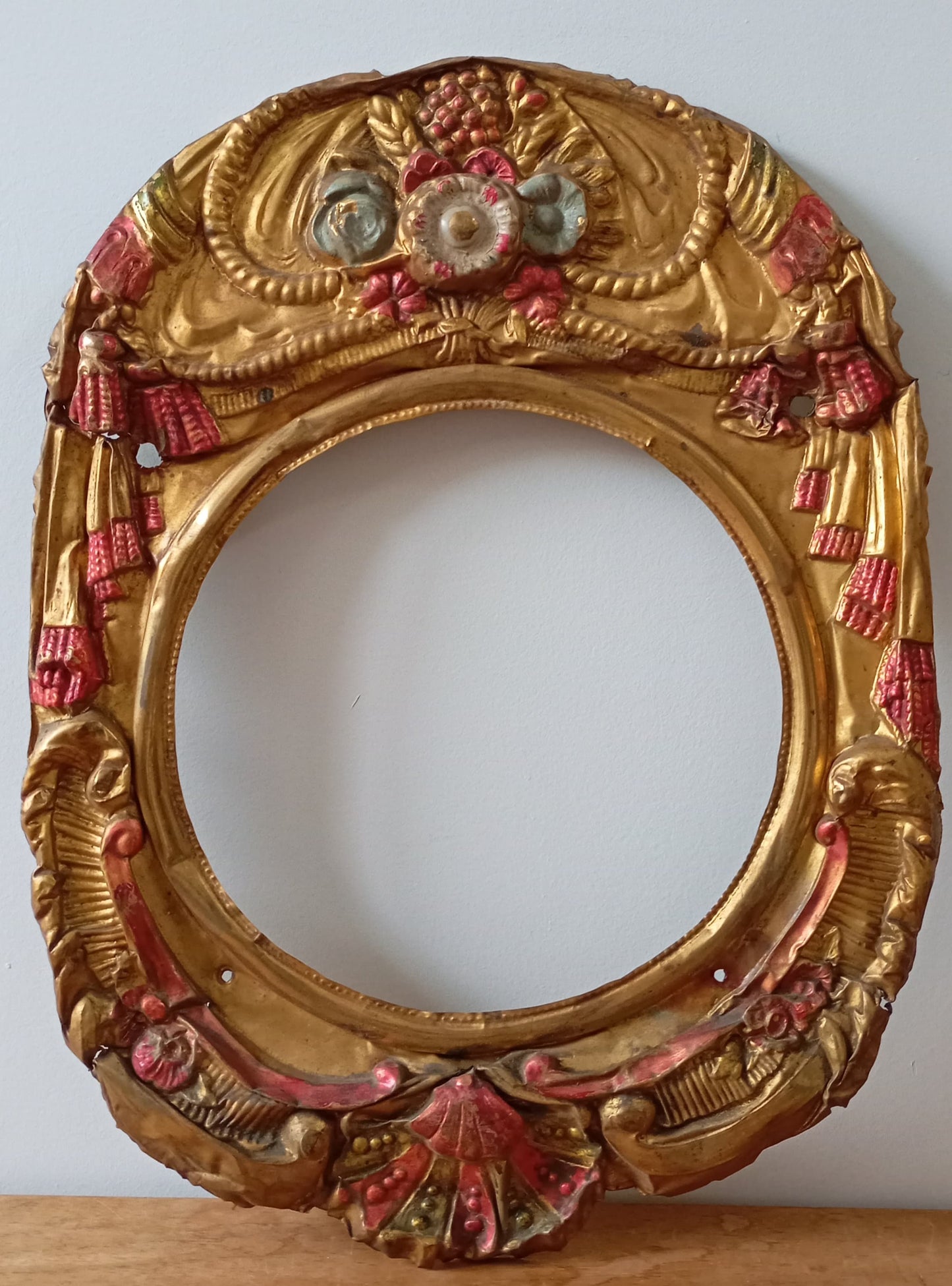 Fronton de comtoise à décor de fleurs et de coquillages