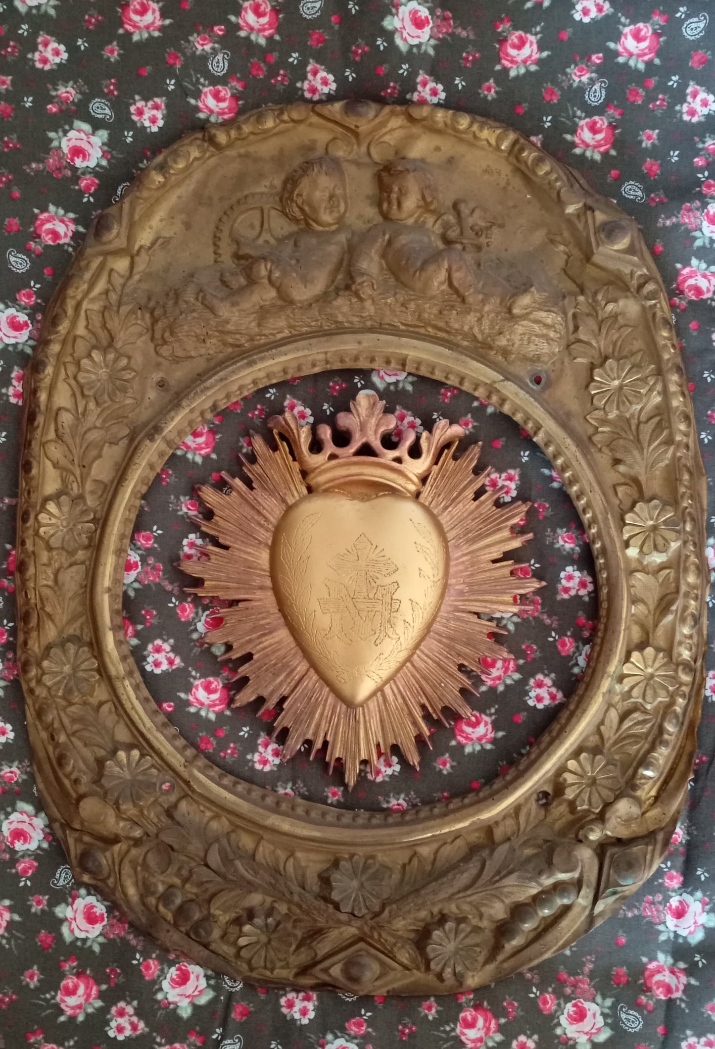 Fronton de comtoise à décor d'anges et de fleurs