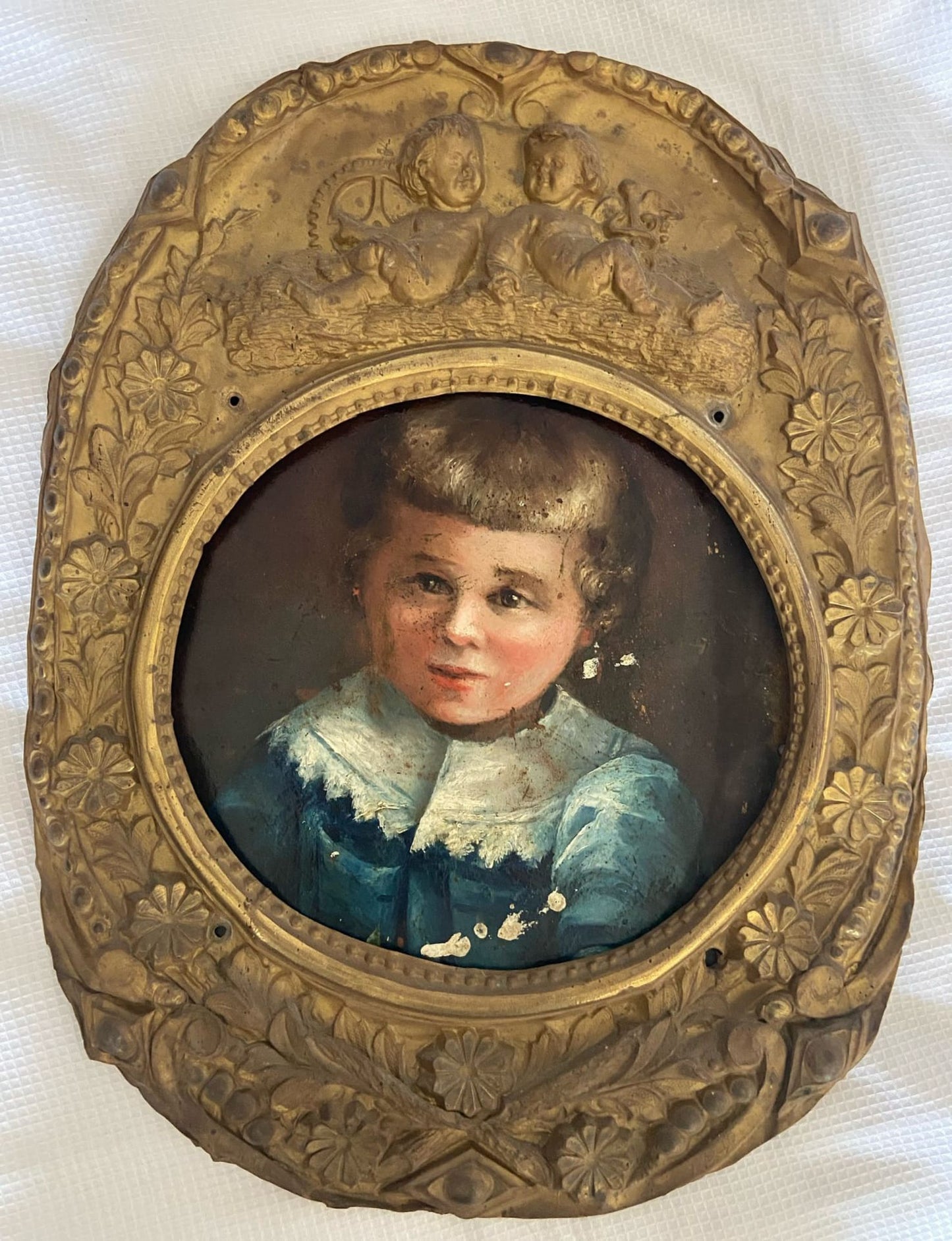 Fronton de comtoise à décor d'anges et de fleurs