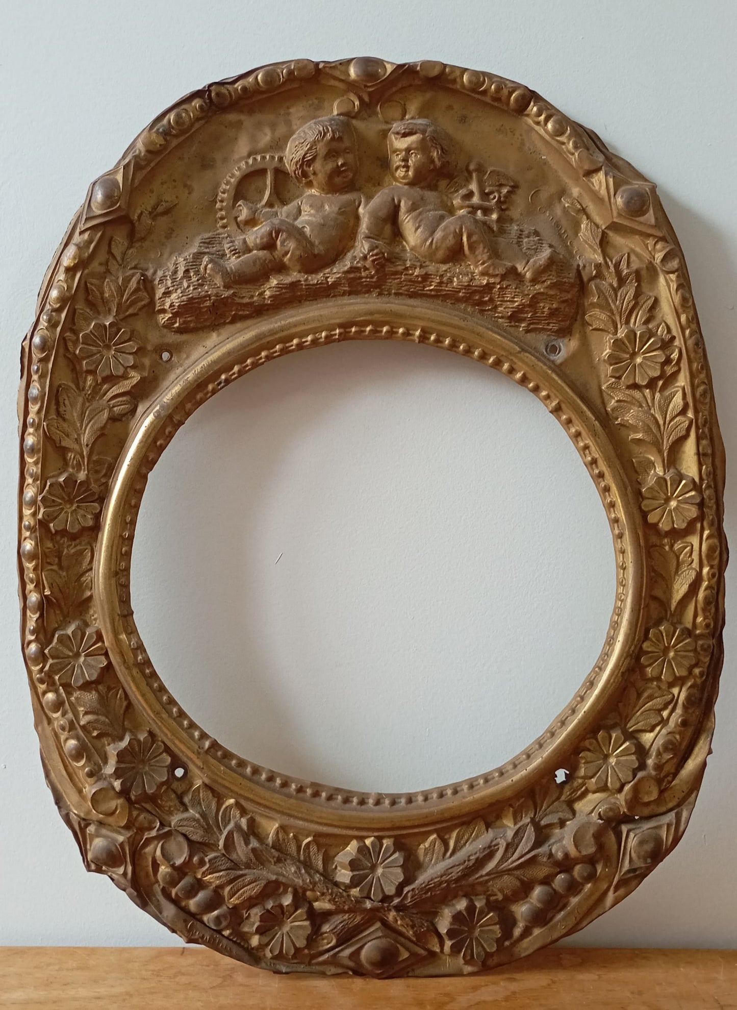 Fronton de comtoise à décor d'anges et de fleurs
