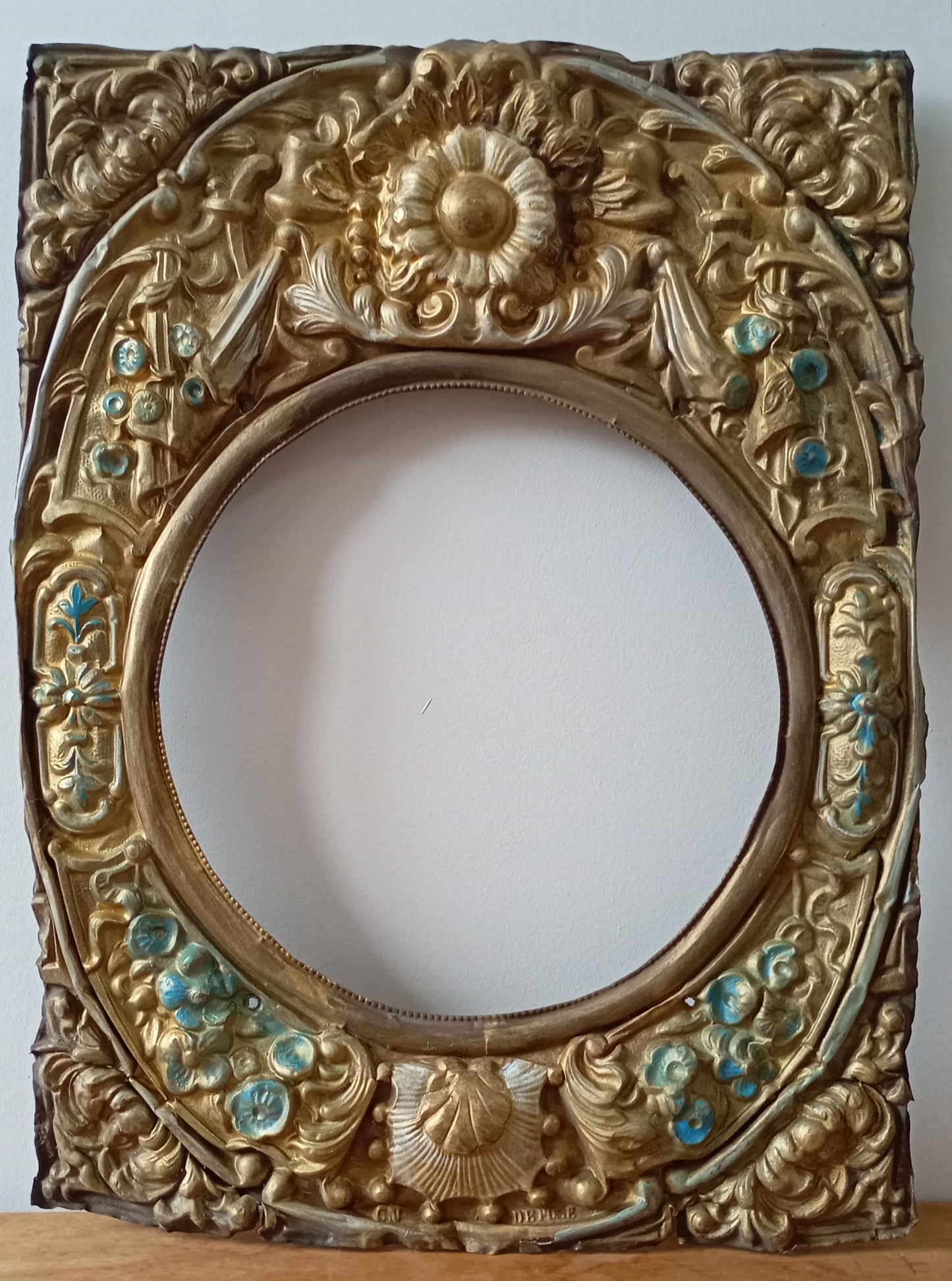 Fronton de comtoise à décor de fleurs et de coquillages