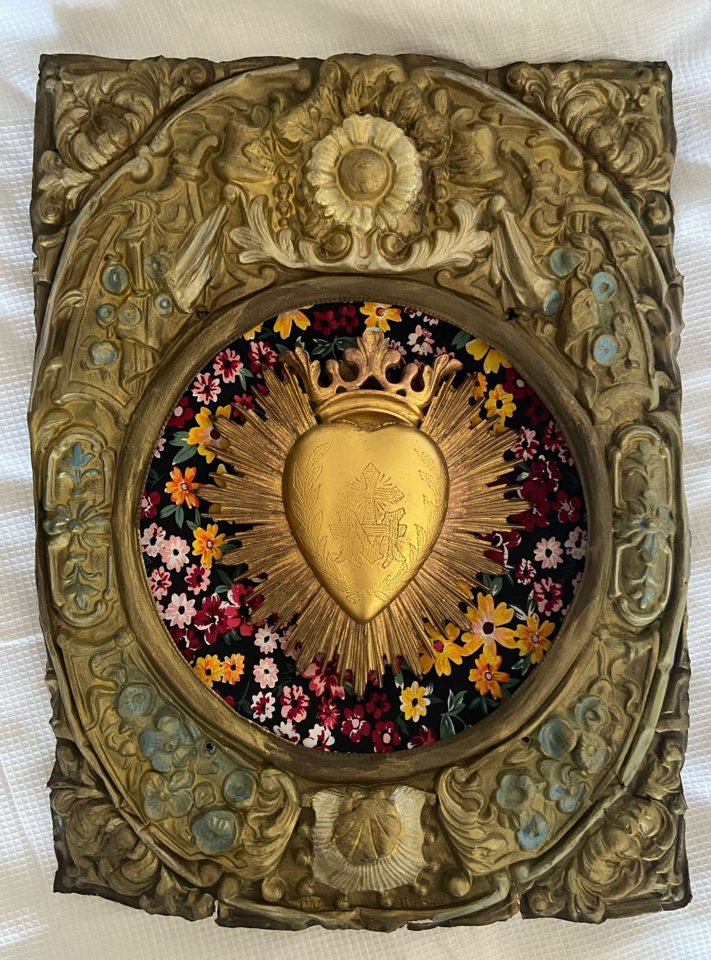 Fronton de comtoise à décor de fleurs et de coquillages