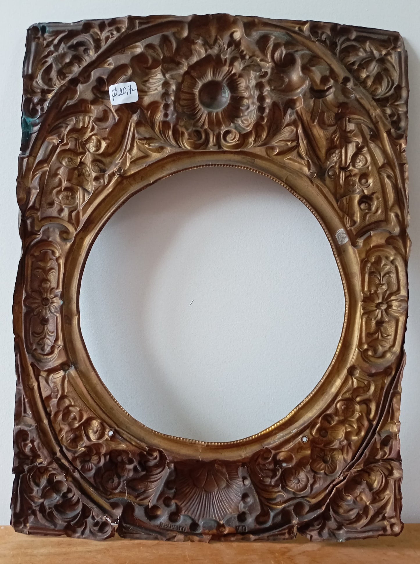 Fronton de comtoise à décor de fleurs et de coquillages
