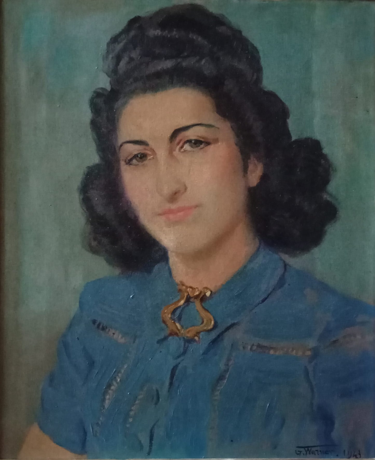 Portrait femme portant une broche